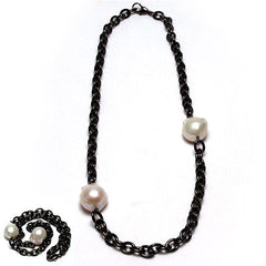 Oxidized chain necklace with 2 baroque pearls